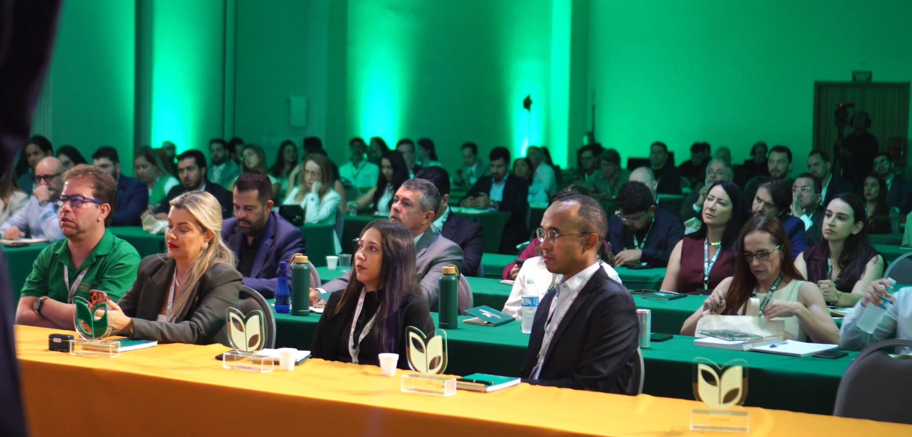 Momento real do evento Recupera Agro com participantes e palestrantes